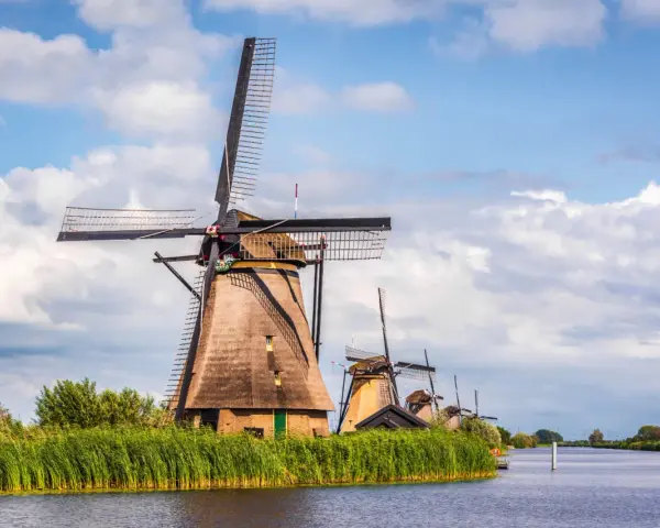 Wiatraki w Kinderdijk, Holandia. Idealne miejsce na easywork lunteren, gdzie można podziwiać tradycyjną architekturę i krajobraz.
