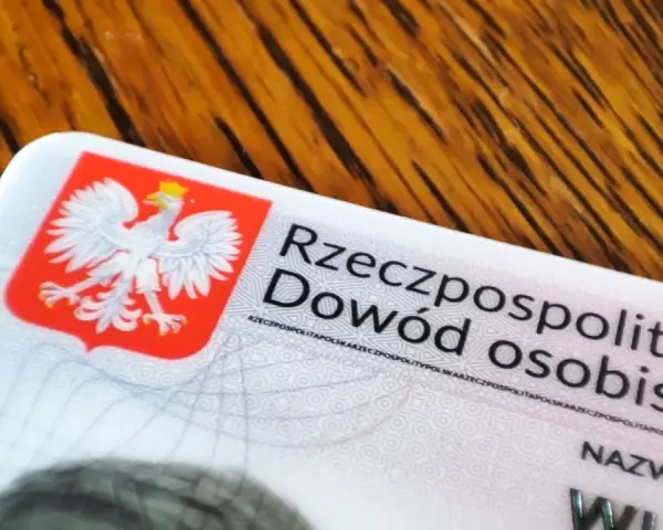 Dowód osobisty Rzeczypospolitej Polskiej. Brak dokumentu może skutkować konsekwencjami, np. co grozi za brak dowodu osobistego w Holandii.