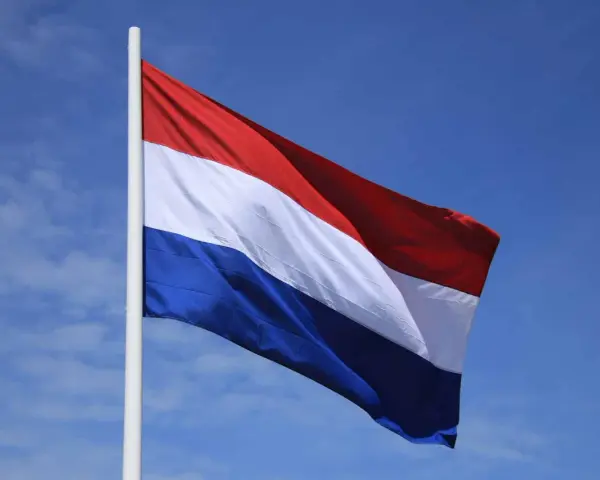 Holenderska flaga powiewa na wietrze. Czerwony, biały i niebieski pasy. Czy to symbol czegoś, co jest SVB?