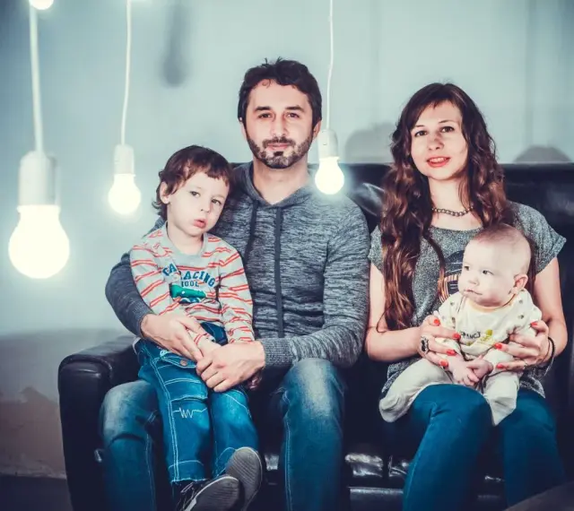 Rodzina z dwójką dzieci, zastanawiająca się, kinderbijslag co to jest.