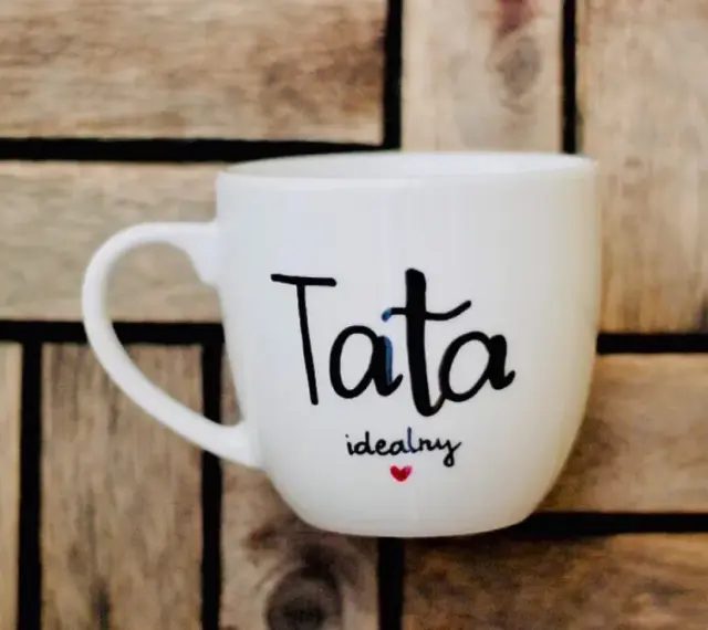 Biały kubek z napisem "Tata idealny" i serduszkiem. Idealny prezent na Dzień Taty w Holandii.