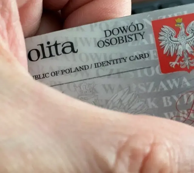 Polski dowód osobisty z godłem Polski. Dokument tożsamości w ręce.