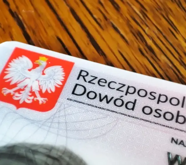 Dowód osobisty Rzeczypospolitej Polskiej. Brak dokumentu może skutkować konsekwencjami, np. co grozi za brak dowodu osobistego w Holandii.