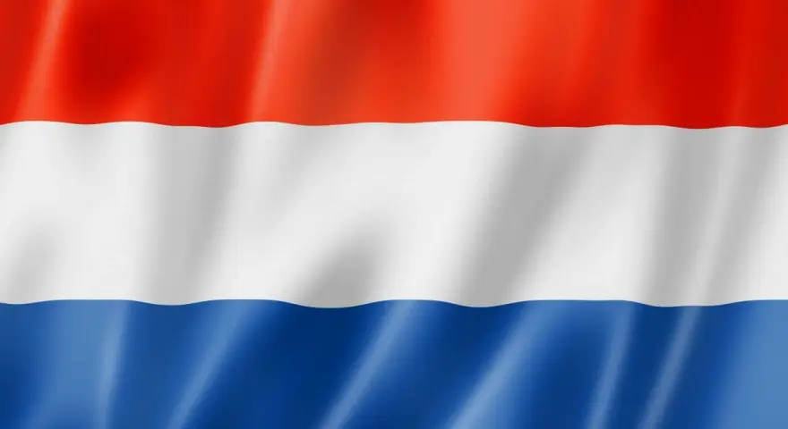 Nederlandse vlag golft. Droom je van praca w holandii od zaraz bez języka? Hier vind je kansen!