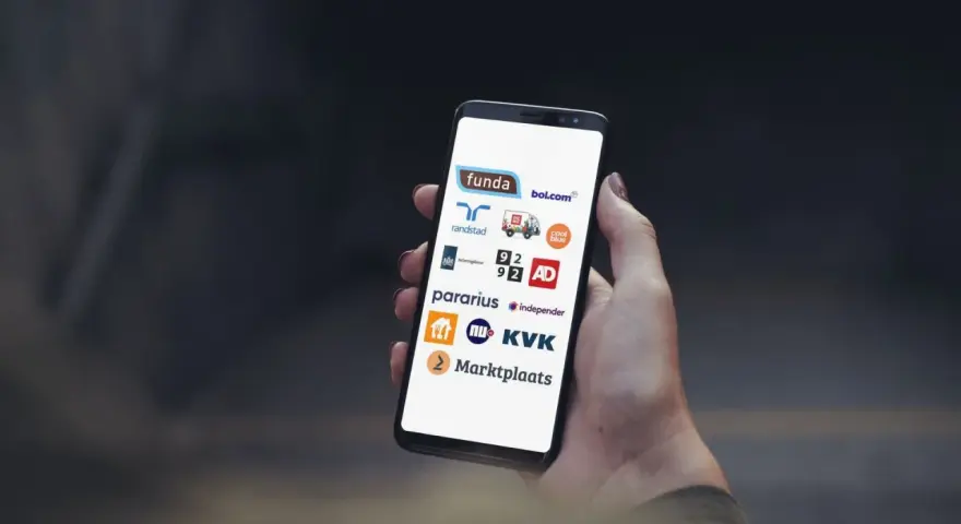 Na ekranie smartfona widoczne są loga popularnych holenderskich serwisów, które pomagają zrozumieć, jaki internet w Holandii jest dostępny i jak z niego korzystać.