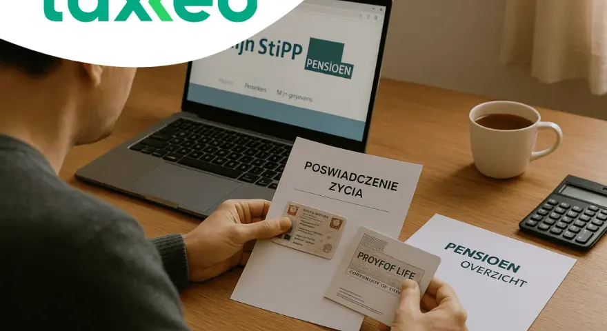 Mężczyzna sprawdza dokumenty, by dowiedzieć się, jak wypłacić pieniądze ze Stipp. Na biurku laptop, dokumenty i kubek kawy.