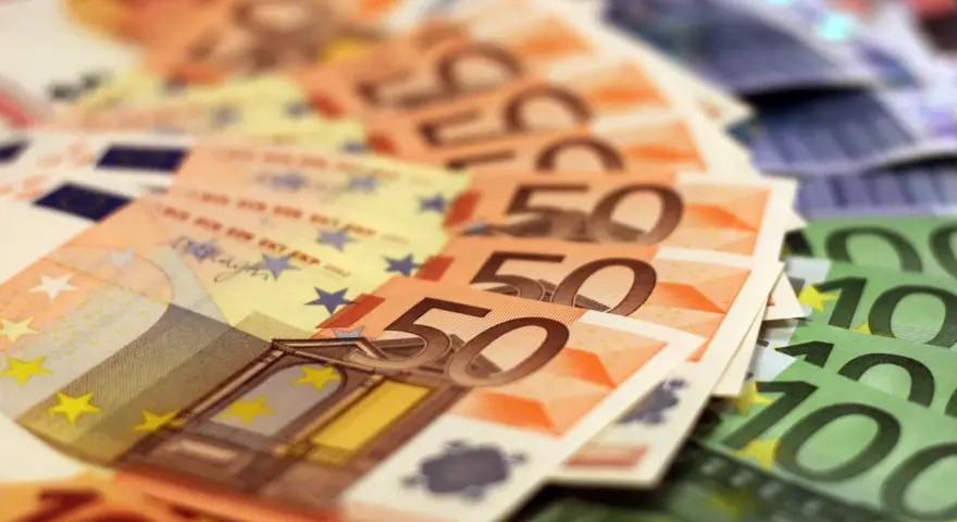 Eurobiljetten, 50 en 100 euro. Denk aan de mogelijke podwojne opodatkowanie Polska Holandia bij grensoverschrijdend inkomen.