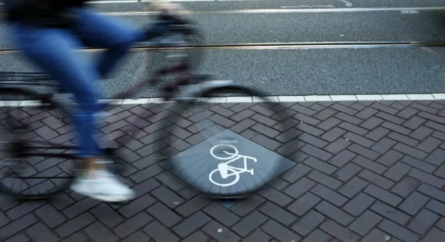 Rowerzysta w ruchu na ścieżce rowerowej w Holandii. Pamiętaj, co grozi za jazdę pod wpływem alkoholu w Holandii.