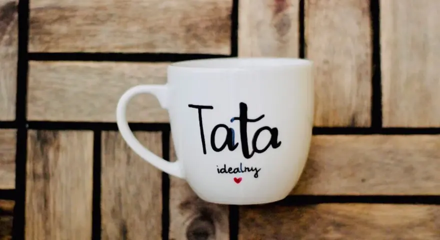 Biały kubek z napisem "Tata idealny" i serduszkiem. Idealny prezent na Dzień Taty w Holandii.