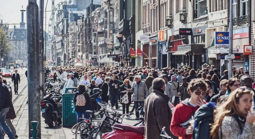 Tłum ludzi na ulicy w Amsterdamie. Czy tylu Polaków w Holandii tworzy taki ruch?