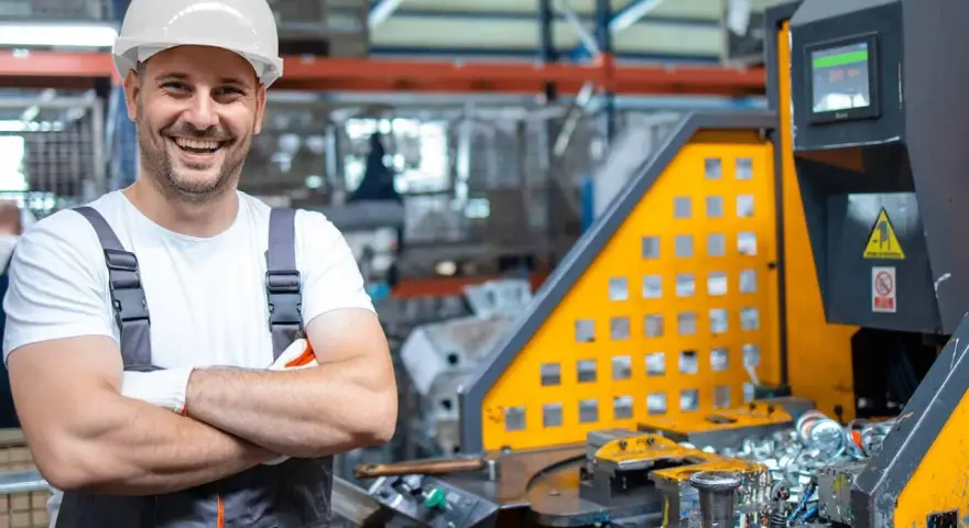 Larex: een lachende arbeider in een fabriek, klaar voor nieuwe uitdagingen. Ontdek onze vacatures!