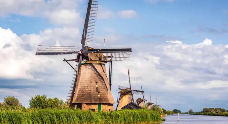 Wiatraki w Kinderdijk, Holandia. Idealne miejsce na easywork lunteren, gdzie można podziwiać tradycyjną architekturę i krajobraz.