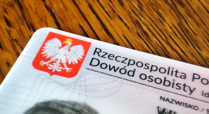 Dowód osobisty Rzeczypospolitej Polskiej. Brak dokumentu może skutkować konsekwencjami, np. co grozi za brak dowodu osobistego w Holandii.