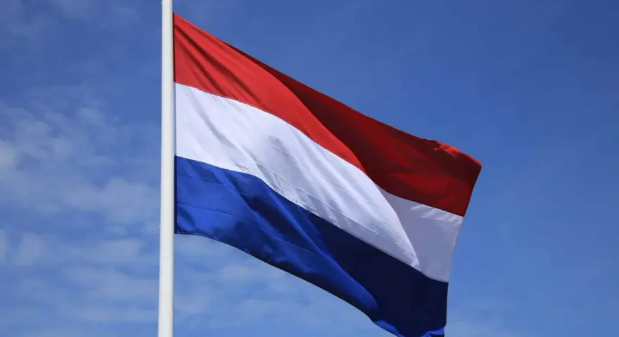 Holenderska flaga powiewa na wietrze. Czerwony, biały i niebieski pasy. Czy to symbol czegoś, co jest SVB?