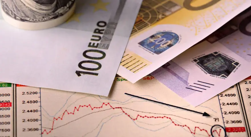 Euro banknoty 100 i 200 na wykresie giełdowym. Wypełniony pit-36 zg wzór.