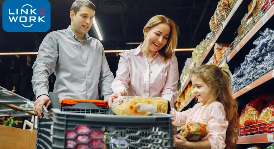 Rodzina robi zakupy w tanich sklepach spożywczych w Holandii. W wózku makaron i inne produkty.