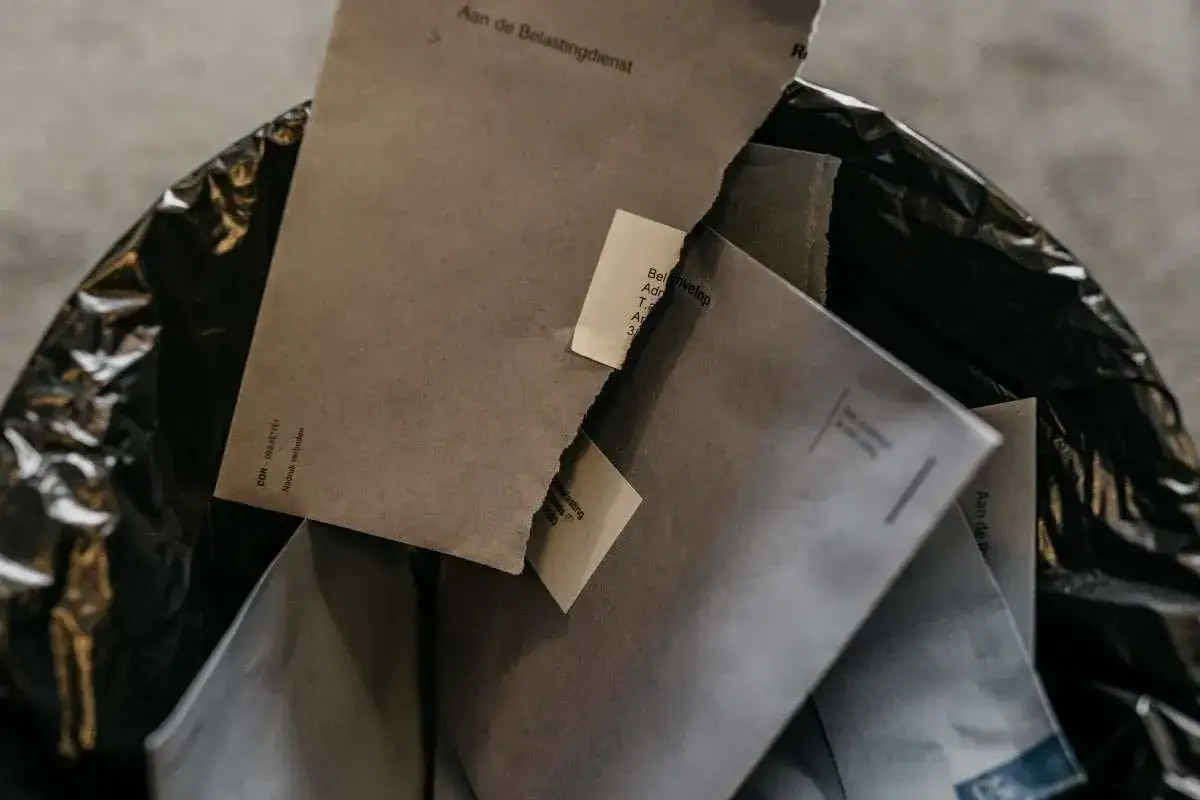 Kosz na śmieci z dokumentami od Belastingdienst. Czy to oznacza przedawnienie podatkowe?