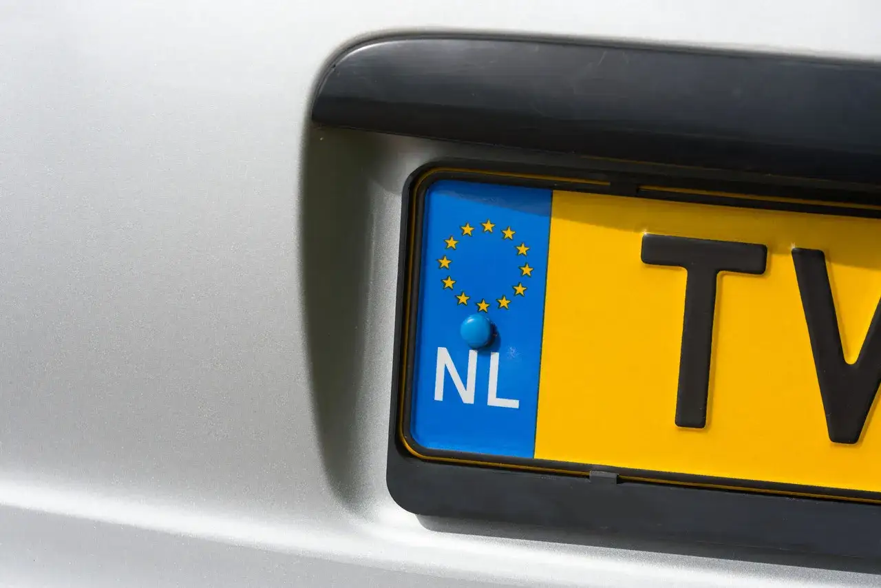 Holenderska tablica rejestracyjna z literami "NL" i fragmentem numeru "TV".