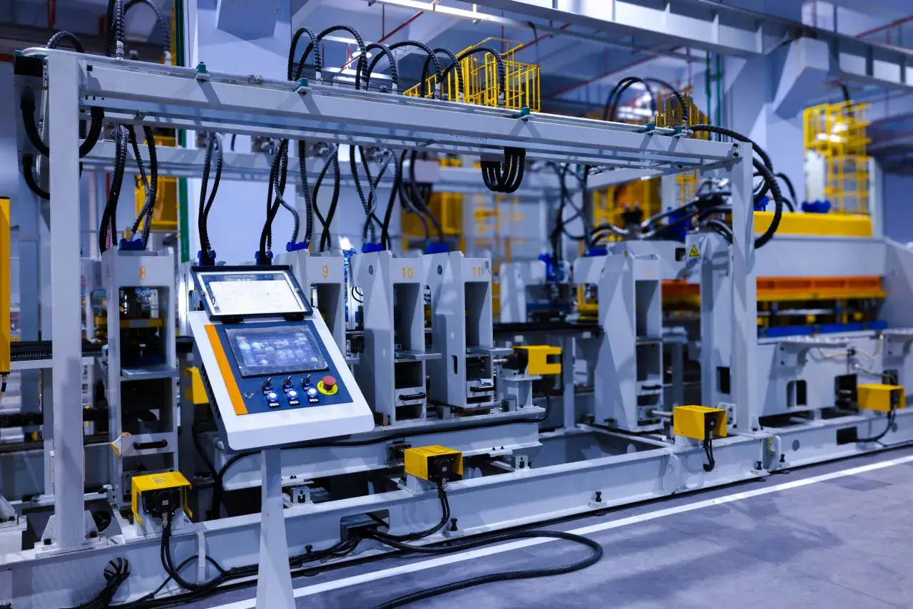 Nowoczesna linia produkcyjna z panelem sterowania. Operator CNC w Holandii nadzoruje pracę tej zaawansowanej maszyny.