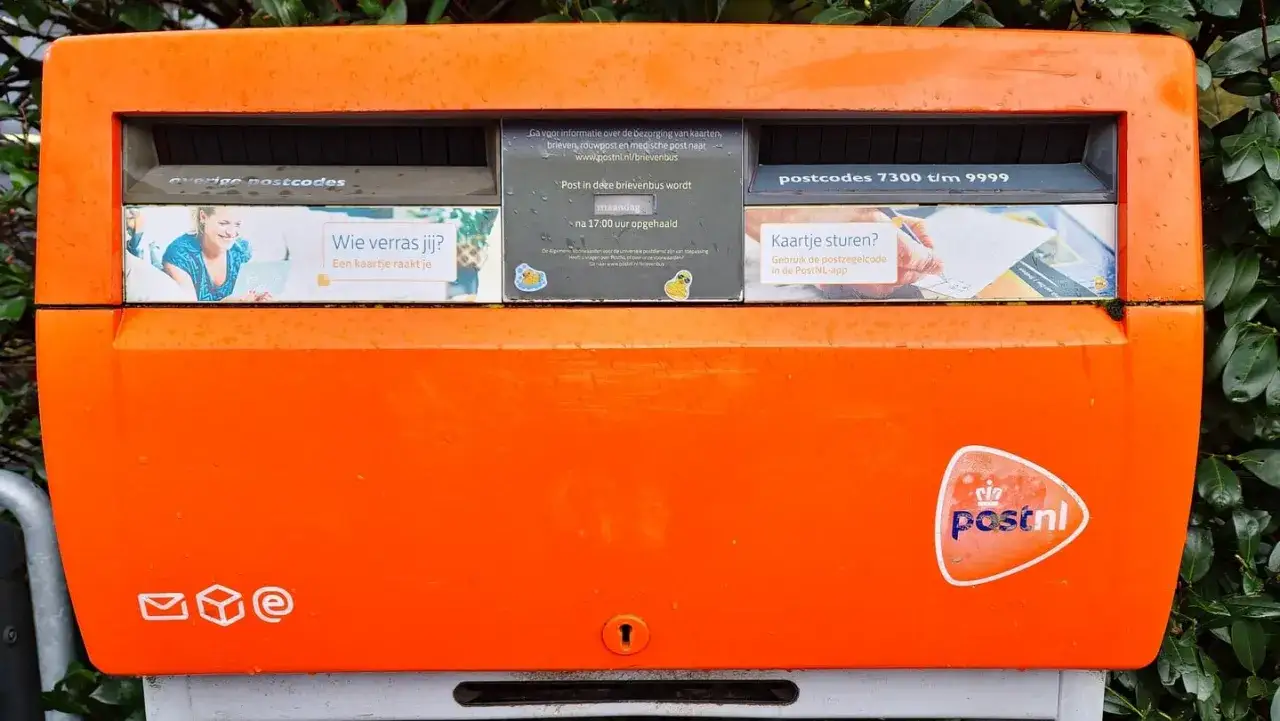 Pomarańczowa skrzynka pocztowa PostNL. Dowiedz się, jak wysłać list w Holandii, sprawdzając informacje na skrzynce.