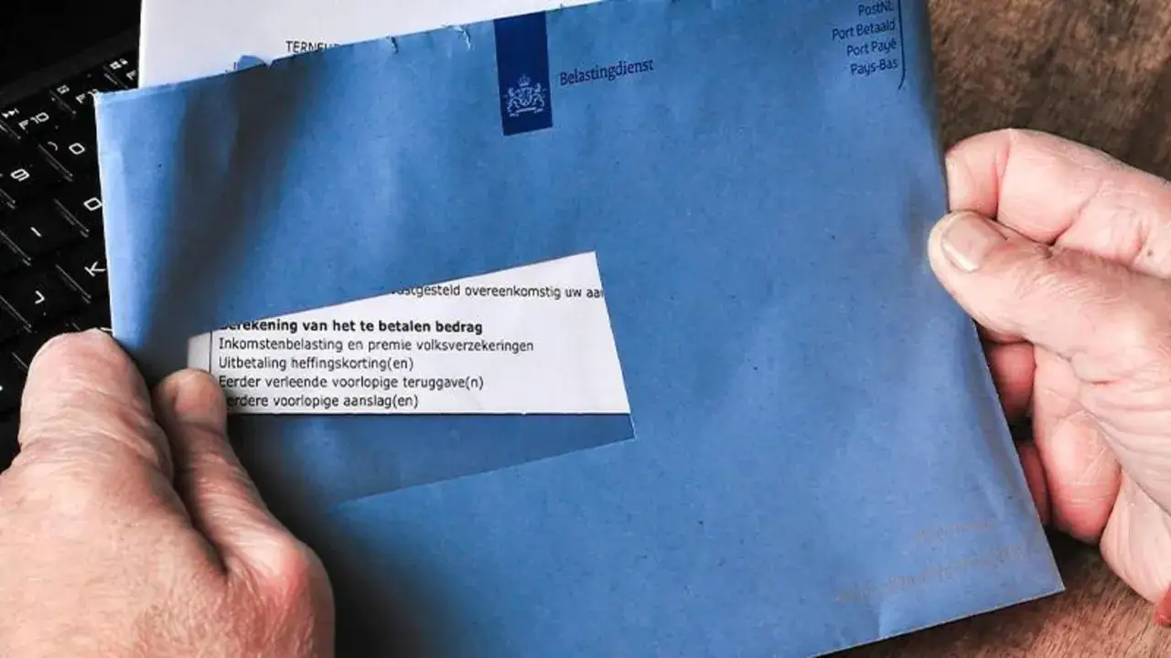 Niebieska koperta z holenderskim urzędem skarbowym. Może oznaczać karę za nierozliczenie podatku z Holandii w Polsce.