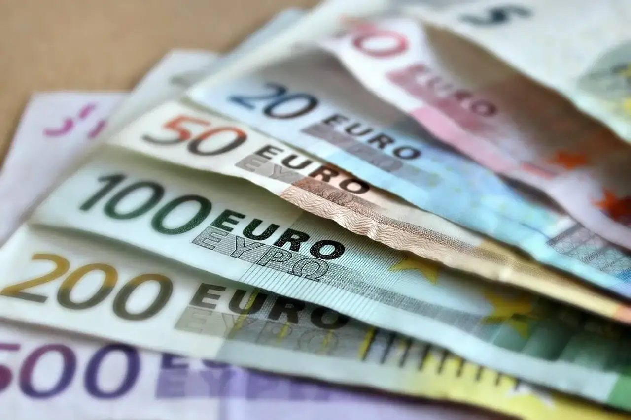 Euro banknoty o nominałach 50, 100, 200 i 500 euro. Zastanawiasz się, arbeidskorting co to? To ulga podatkowa dla pracujących.