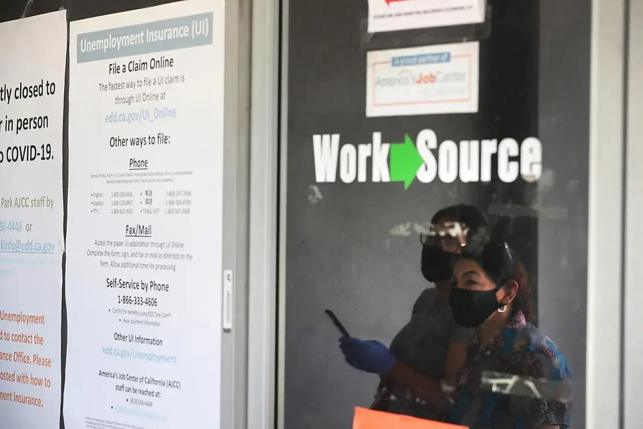 Informacje o tym, ile wynosi zasiłek dla bezrobotnych, znajdziesz na tablicy przy wejściu do Work Source.