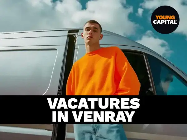 Młody mężczyzna w pomarańczowej bluzie obok vana. Ogłoszenie: praca Venray bez języka.