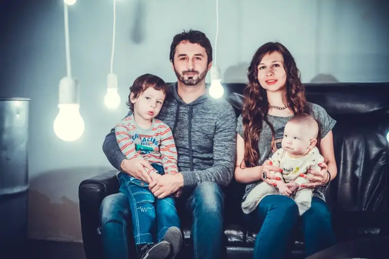 Rodzina z dwójką dzieci, zastanawiająca się, kinderbijslag co to jest.